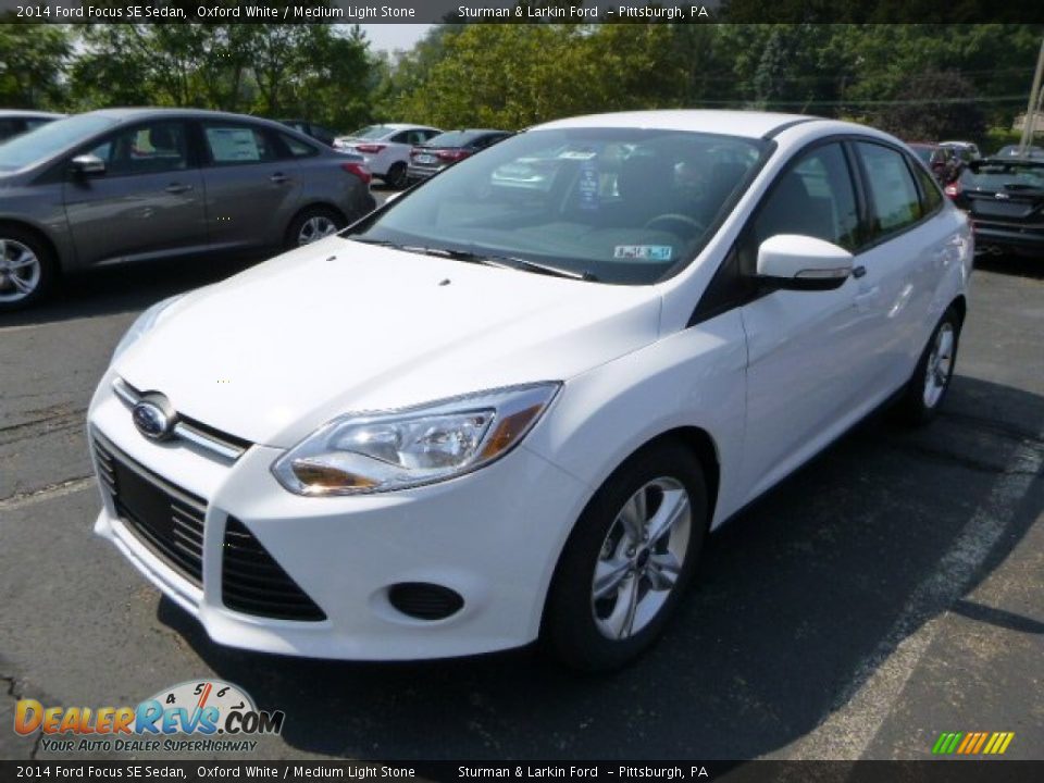 2014 Ford Focus SE Sedan Oxford White / Medium Light Stone Photo #5