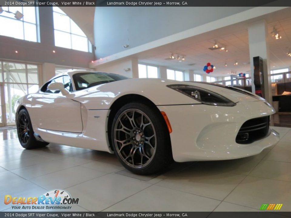 Front 3/4 View of 2014 Dodge SRT Viper Coupe Photo #4