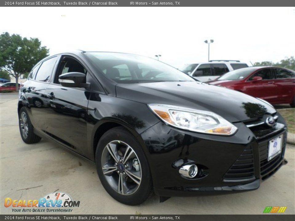 Front 3/4 View of 2014 Ford Focus SE Hatchback Photo #7