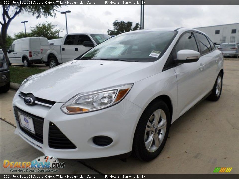 2014 Ford Focus SE Sedan Oxford White / Medium Light Stone Photo #1
