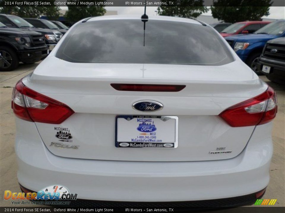 2014 Ford Focus SE Sedan Oxford White / Medium Light Stone Photo #4