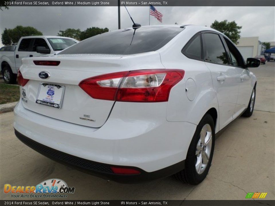 2014 Ford Focus SE Sedan Oxford White / Medium Light Stone Photo #5