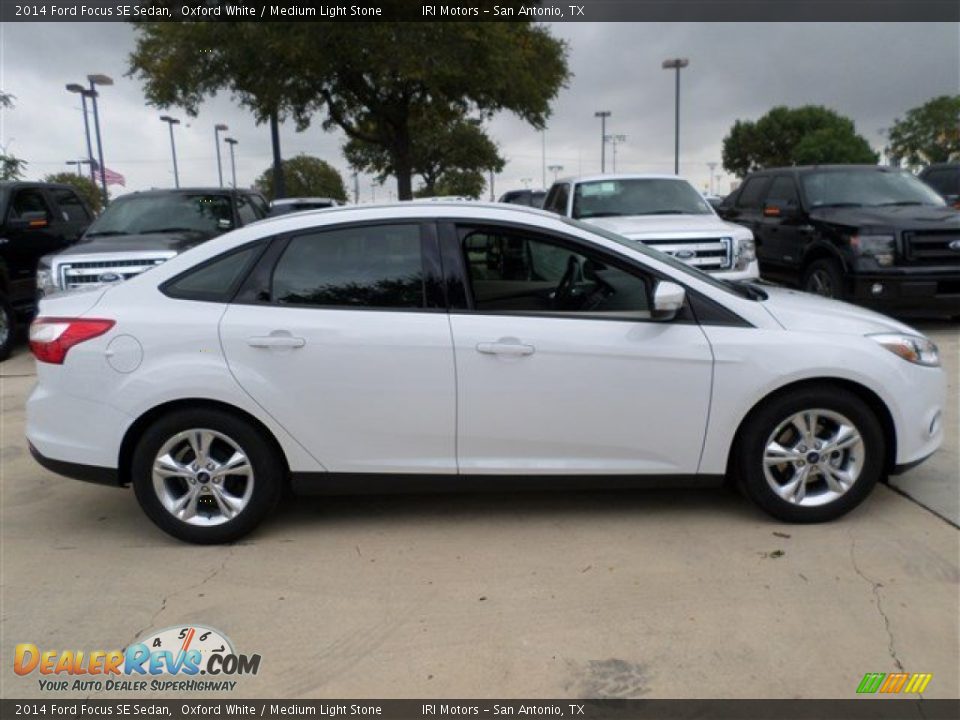2014 Ford Focus SE Sedan Oxford White / Medium Light Stone Photo #6