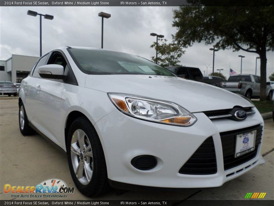 2014 Ford Focus SE Sedan Oxford White / Medium Light Stone Photo #7