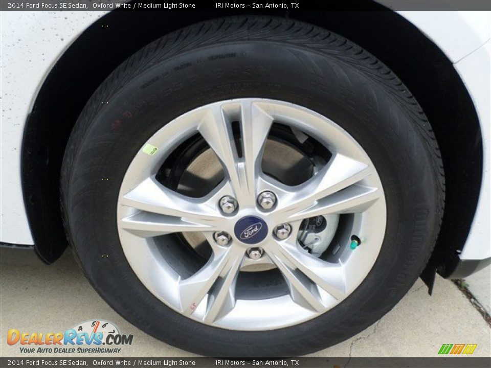 2014 Ford Focus SE Sedan Oxford White / Medium Light Stone Photo #8