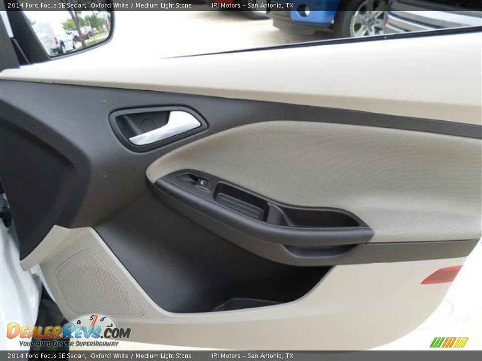 2014 Ford Focus SE Sedan Oxford White / Medium Light Stone Photo #9
