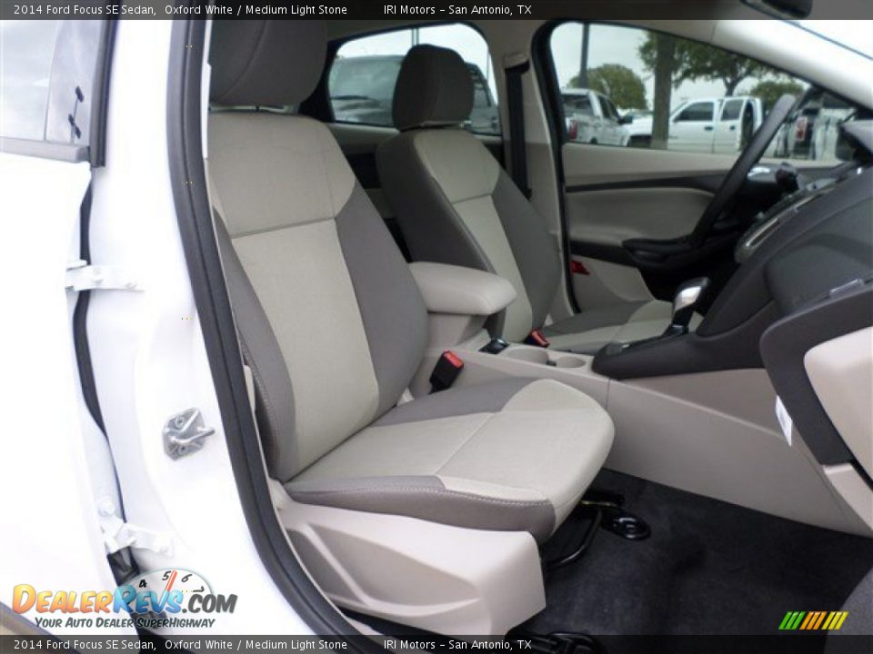 2014 Ford Focus SE Sedan Oxford White / Medium Light Stone Photo #10