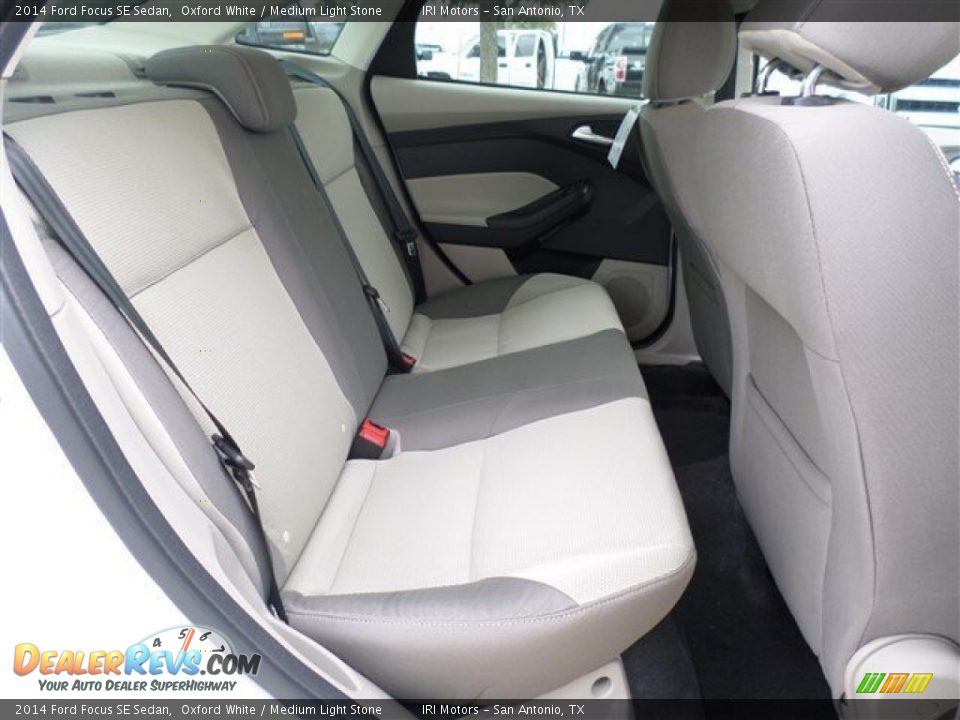 2014 Ford Focus SE Sedan Oxford White / Medium Light Stone Photo #11