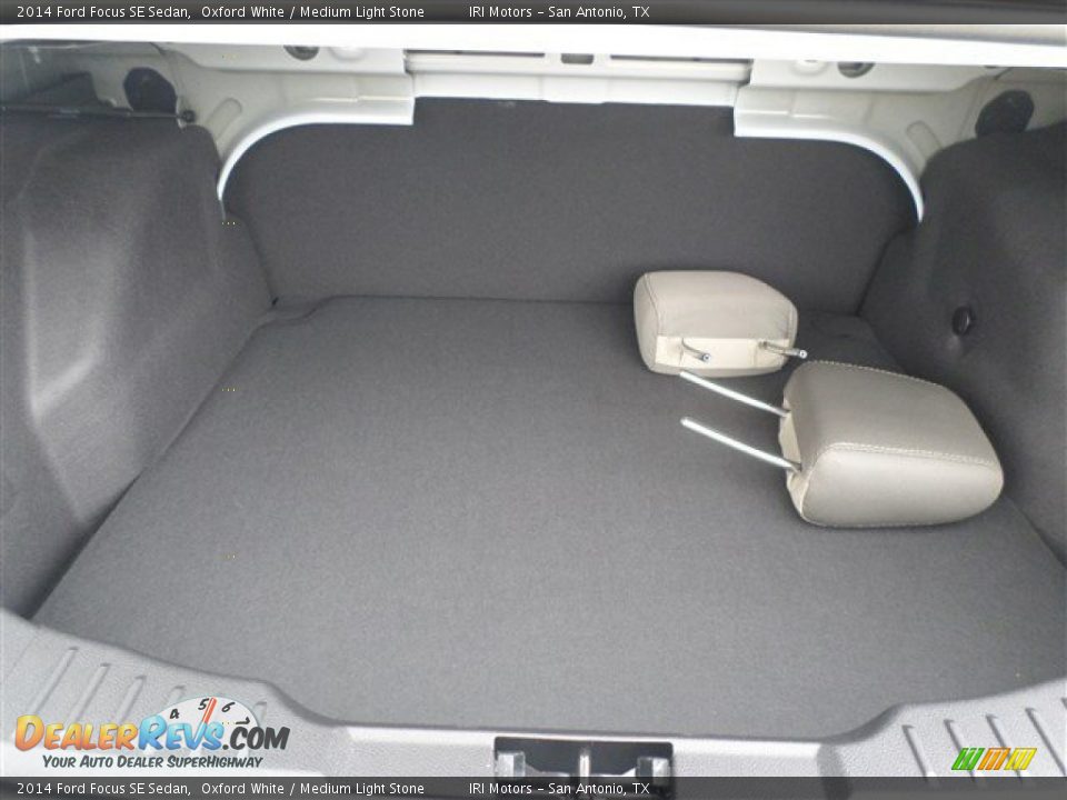2014 Ford Focus SE Sedan Oxford White / Medium Light Stone Photo #12