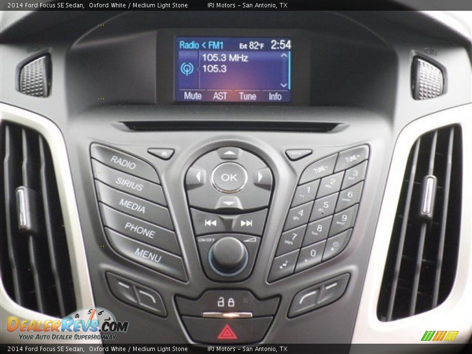 2014 Ford Focus SE Sedan Oxford White / Medium Light Stone Photo #18