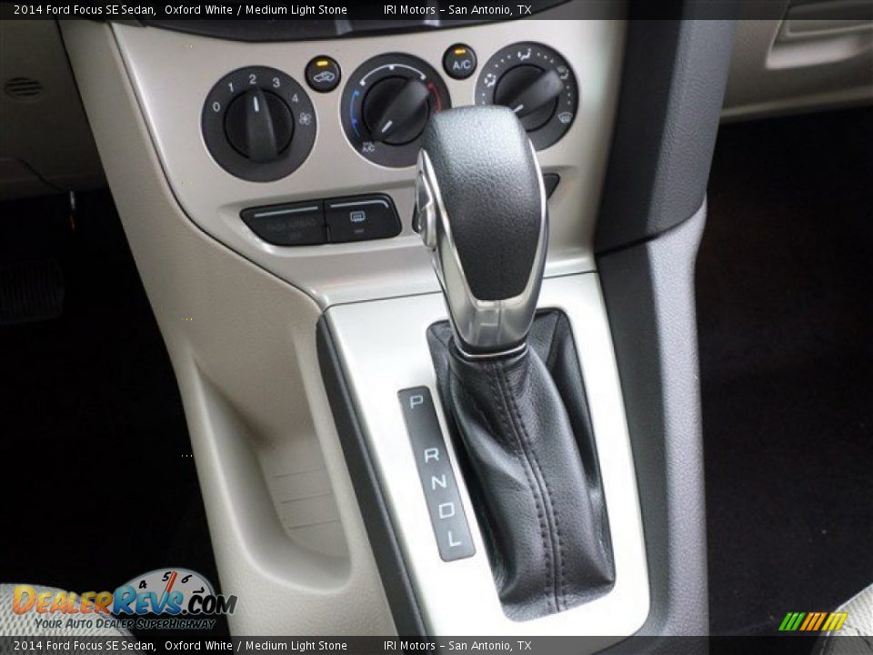 2014 Ford Focus SE Sedan Oxford White / Medium Light Stone Photo #19