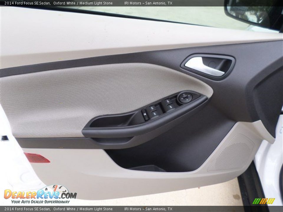 2014 Ford Focus SE Sedan Oxford White / Medium Light Stone Photo #20