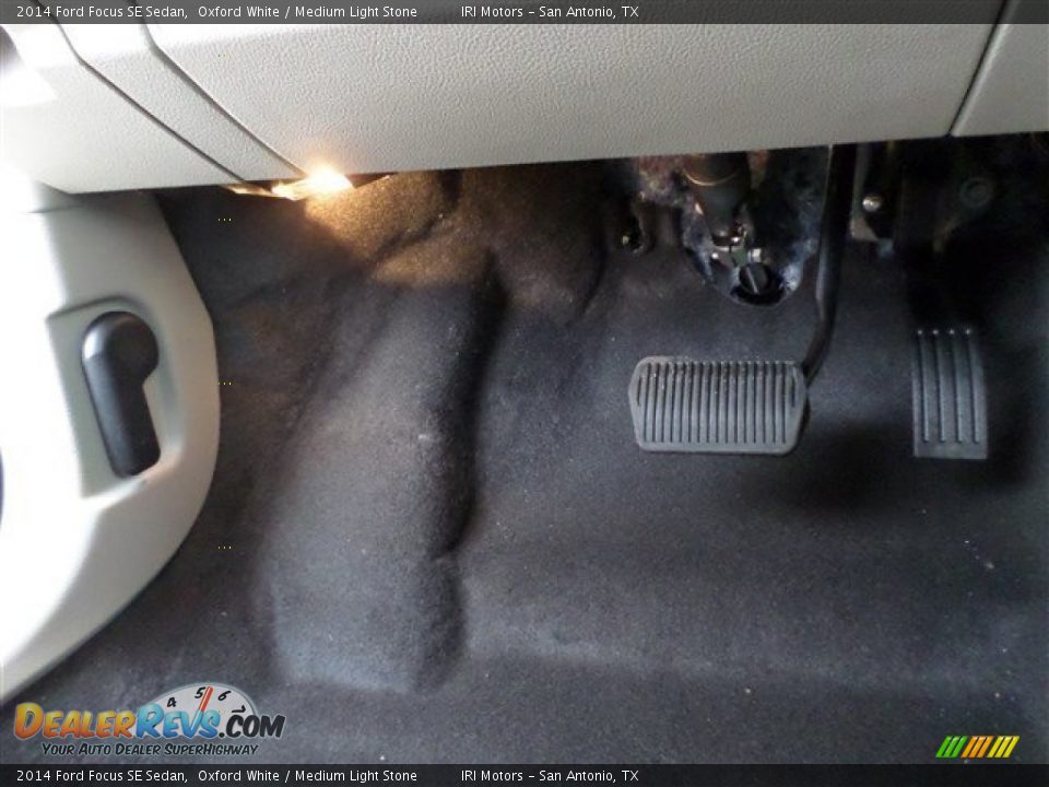 2014 Ford Focus SE Sedan Oxford White / Medium Light Stone Photo #23