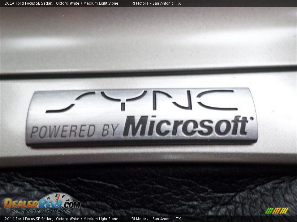 2014 Ford Focus SE Sedan Oxford White / Medium Light Stone Photo #24
