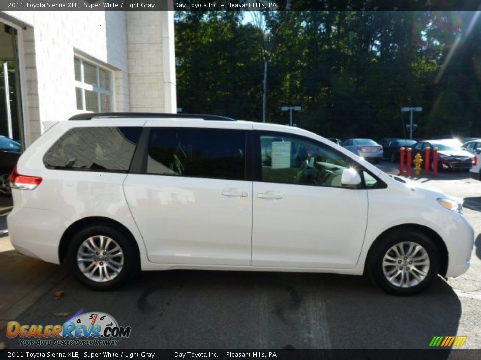 2011 Toyota Sienna XLE Super White / Light Gray Photo #2