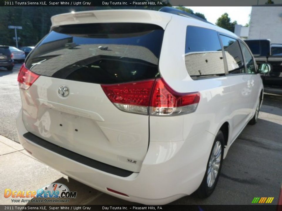 2011 Toyota Sienna XLE Super White / Light Gray Photo #3