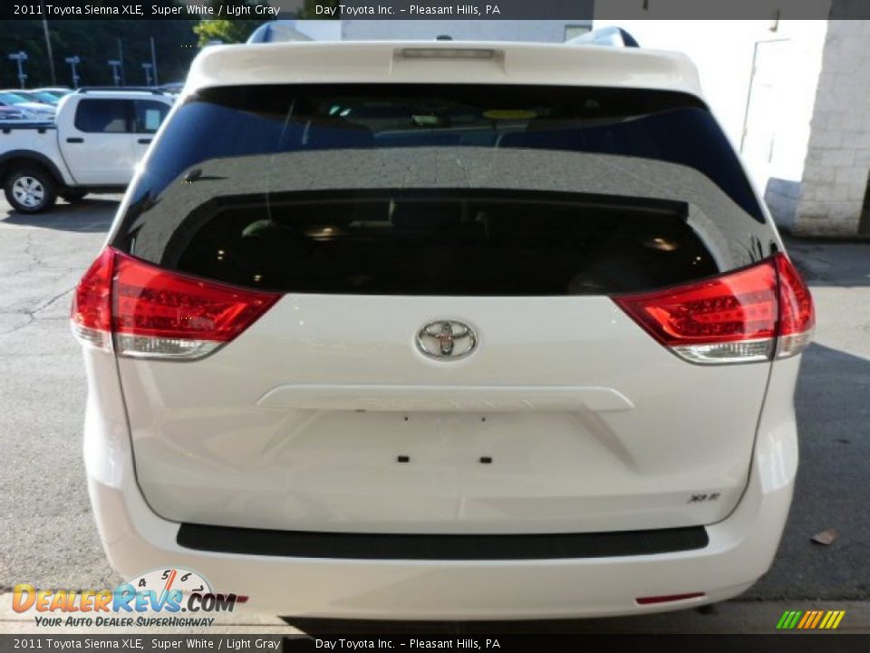 2011 Toyota Sienna XLE Super White / Light Gray Photo #4