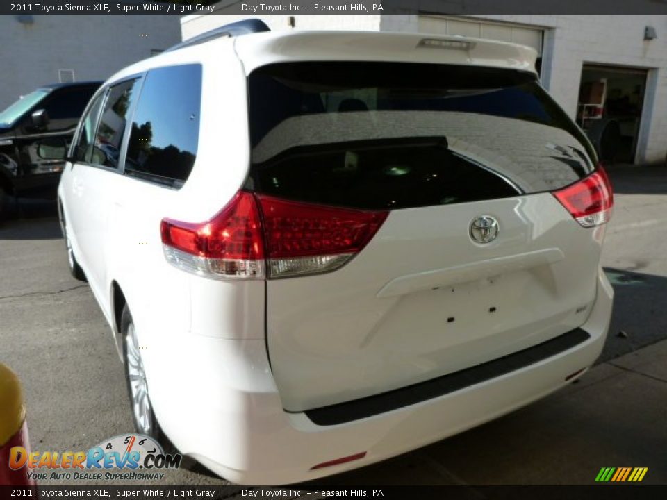 2011 Toyota Sienna XLE Super White / Light Gray Photo #5