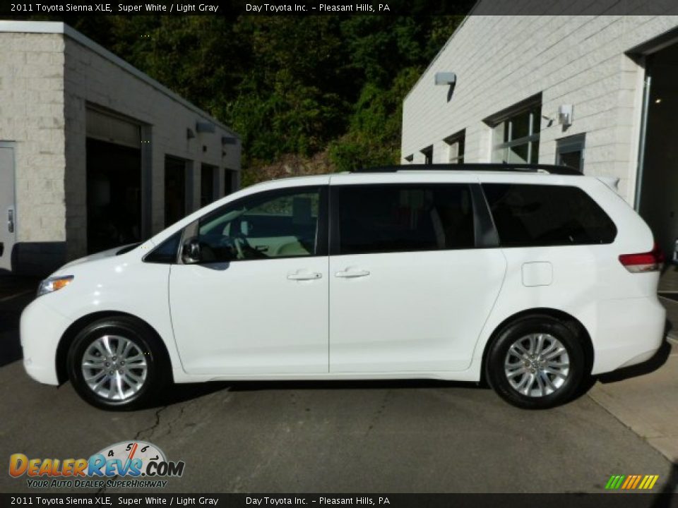 2011 Toyota Sienna XLE Super White / Light Gray Photo #6