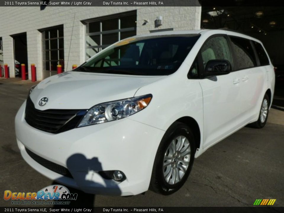 2011 Toyota Sienna XLE Super White / Light Gray Photo #7
