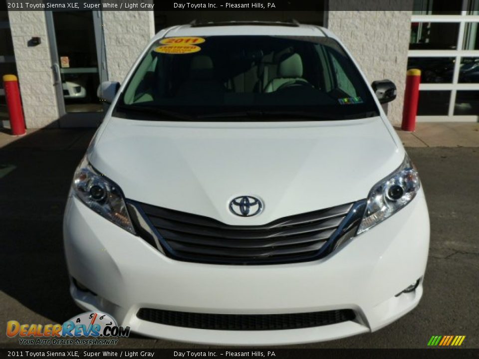 2011 Toyota Sienna XLE Super White / Light Gray Photo #8
