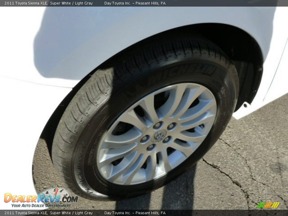 2011 Toyota Sienna XLE Super White / Light Gray Photo #9