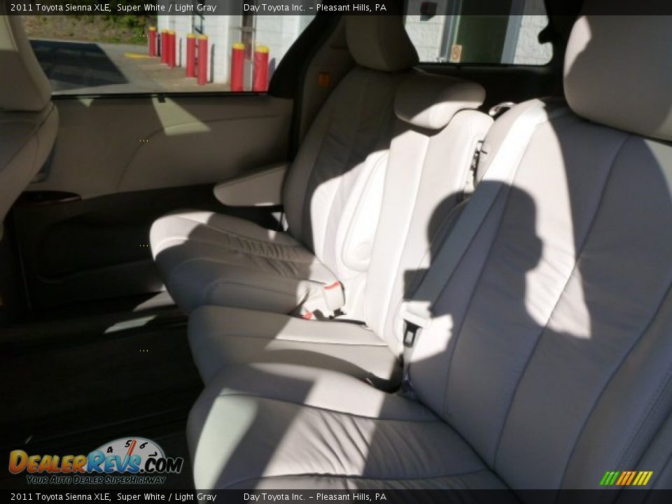 2011 Toyota Sienna XLE Super White / Light Gray Photo #11