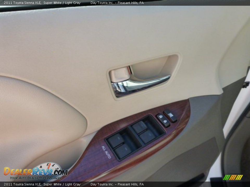 2011 Toyota Sienna XLE Super White / Light Gray Photo #14