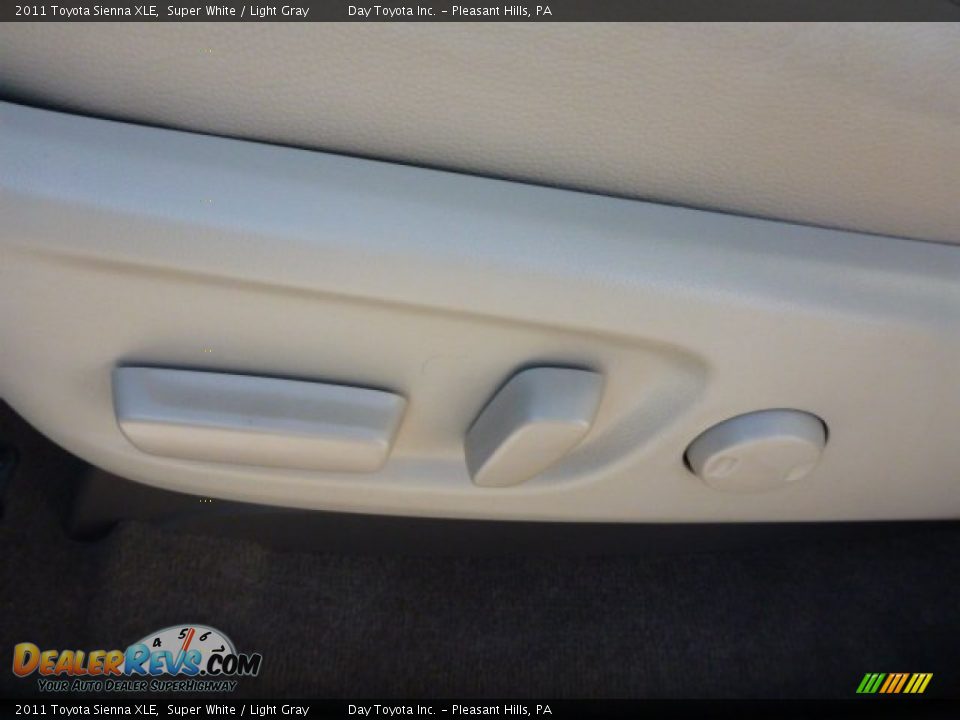 2011 Toyota Sienna XLE Super White / Light Gray Photo #15
