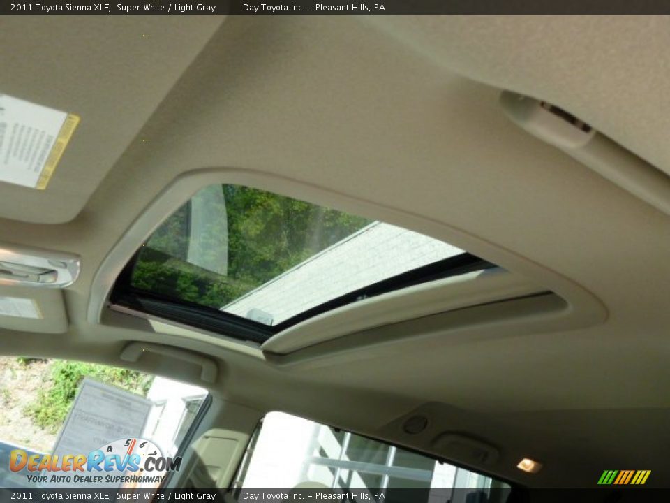 2011 Toyota Sienna XLE Super White / Light Gray Photo #16