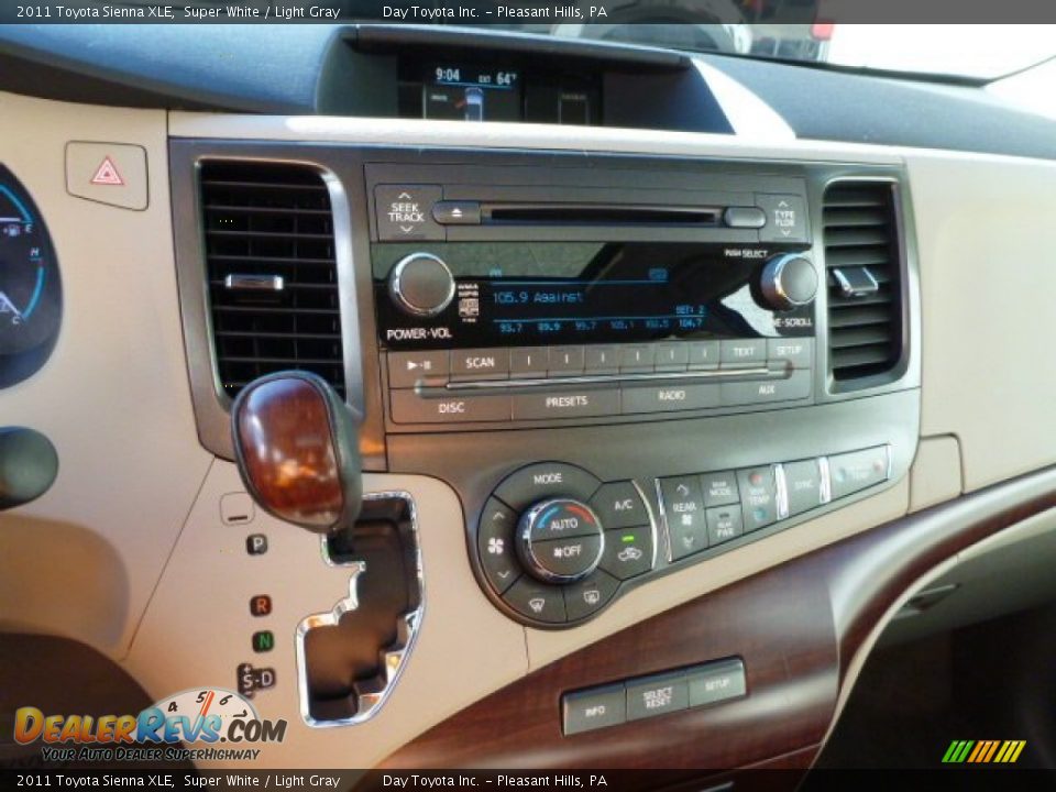 2011 Toyota Sienna XLE Super White / Light Gray Photo #17