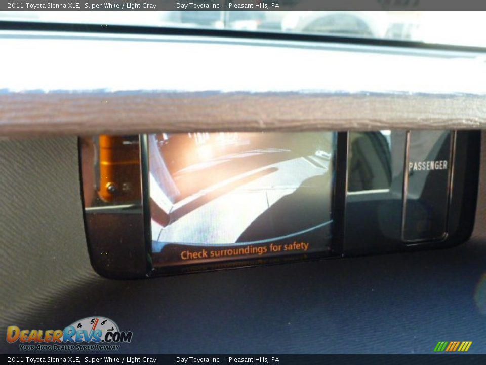 2011 Toyota Sienna XLE Super White / Light Gray Photo #18