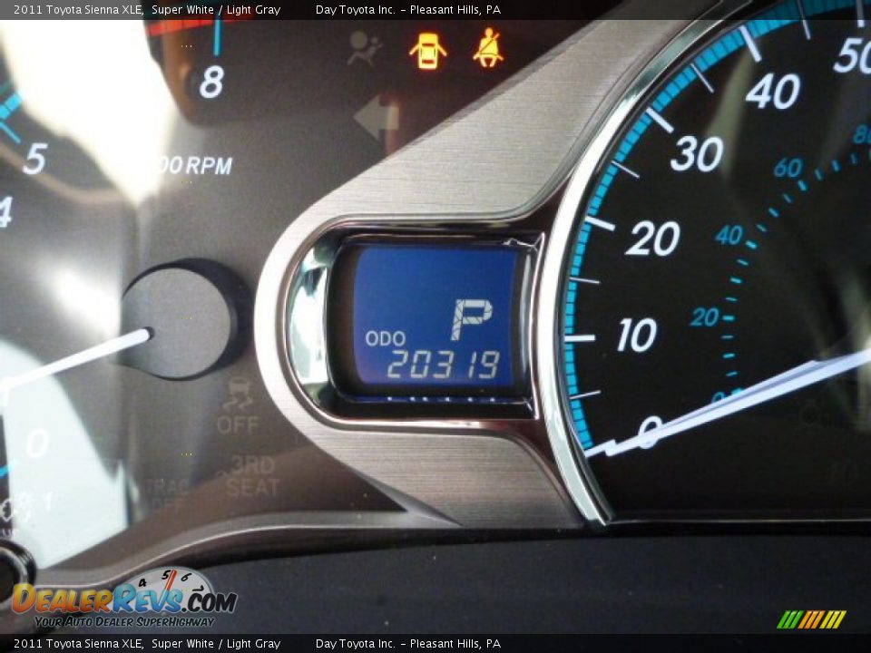 2011 Toyota Sienna XLE Super White / Light Gray Photo #19
