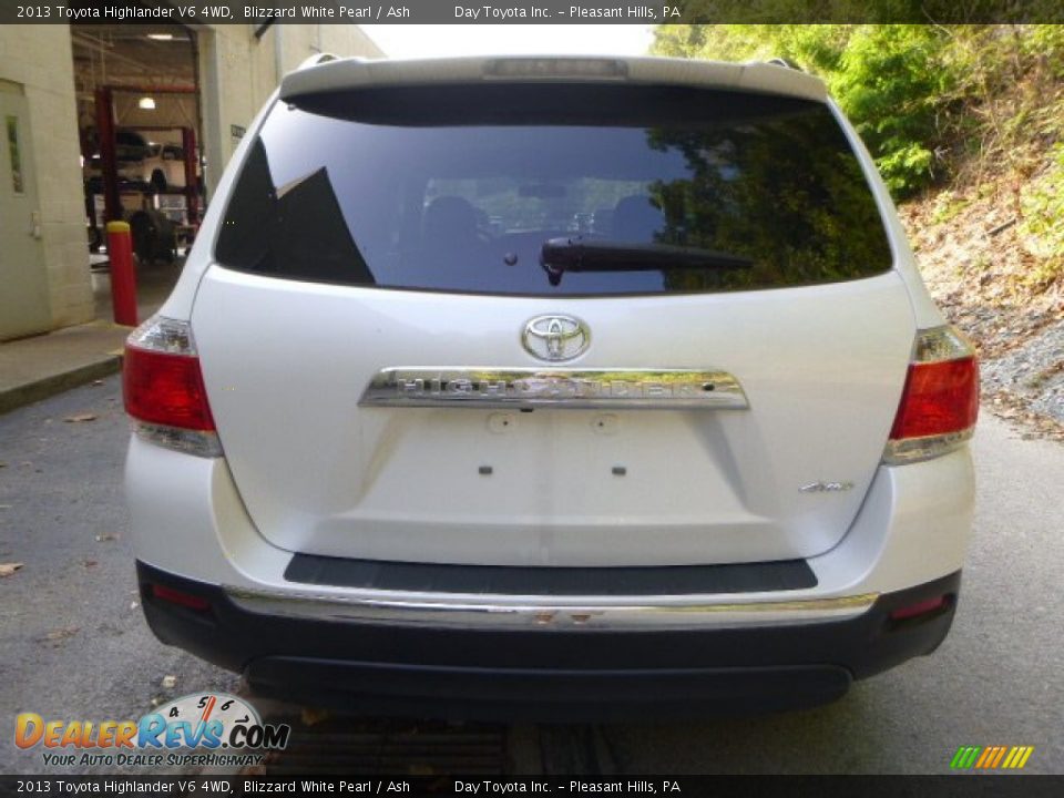 2013 Toyota Highlander V6 4WD Blizzard White Pearl / Ash Photo #3