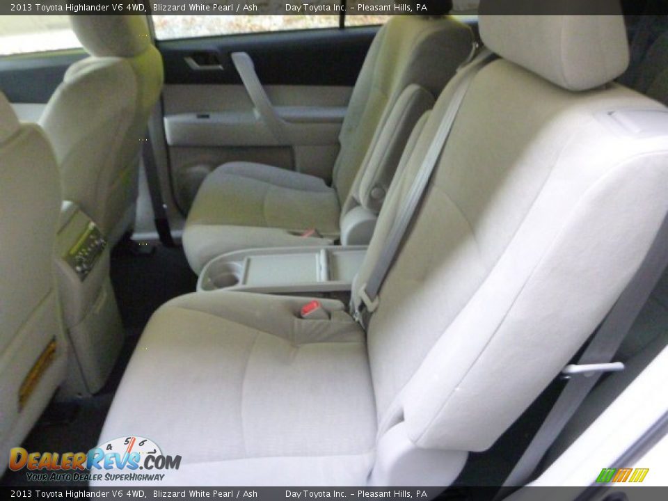 2013 Toyota Highlander V6 4WD Blizzard White Pearl / Ash Photo #10
