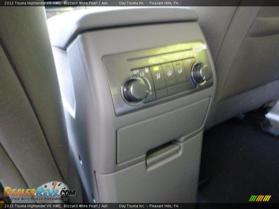 2013 Toyota Highlander V6 4WD Blizzard White Pearl / Ash Photo #13