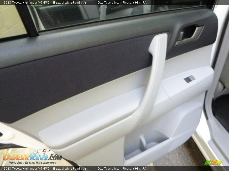 2013 Toyota Highlander V6 4WD Blizzard White Pearl / Ash Photo #14