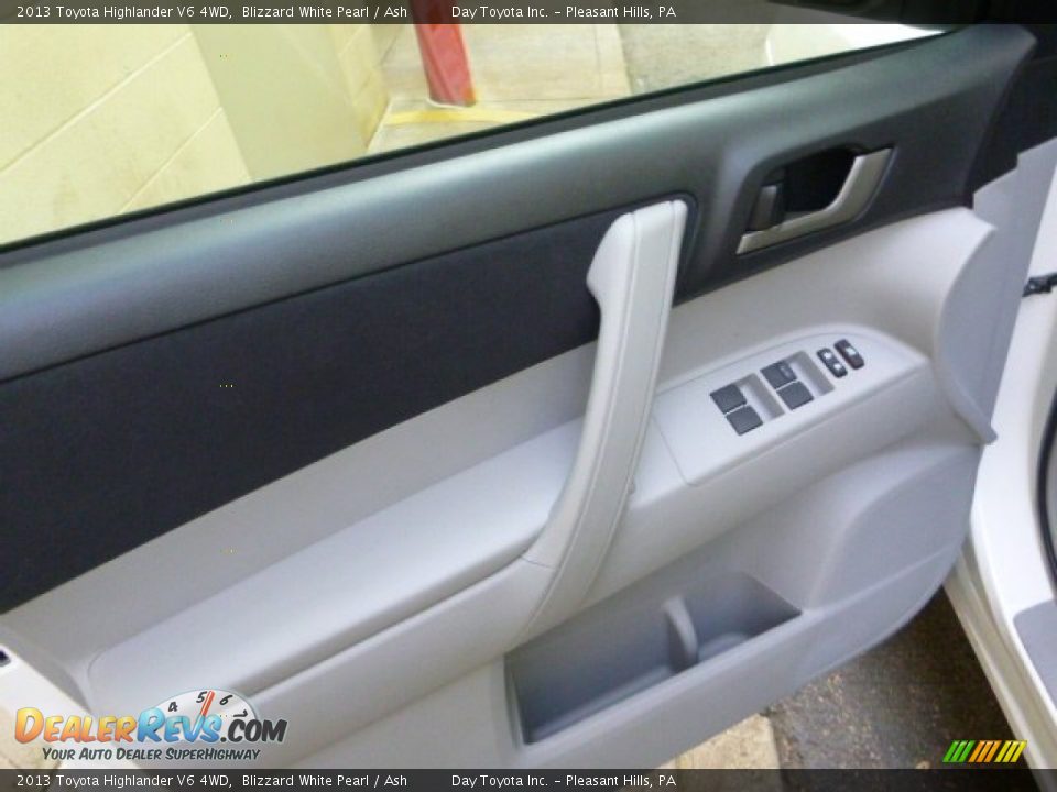 2013 Toyota Highlander V6 4WD Blizzard White Pearl / Ash Photo #15