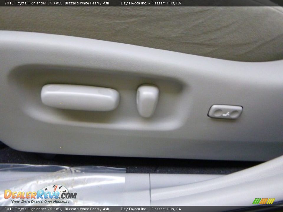2013 Toyota Highlander V6 4WD Blizzard White Pearl / Ash Photo #16
