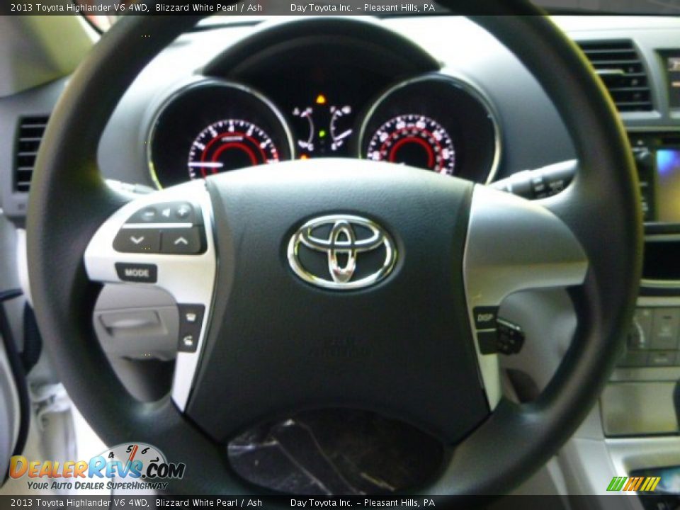 2013 Toyota Highlander V6 4WD Blizzard White Pearl / Ash Photo #17