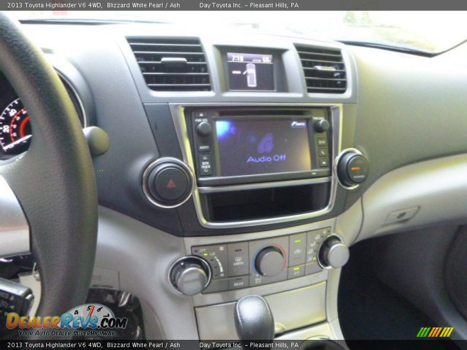 2013 Toyota Highlander V6 4WD Blizzard White Pearl / Ash Photo #18