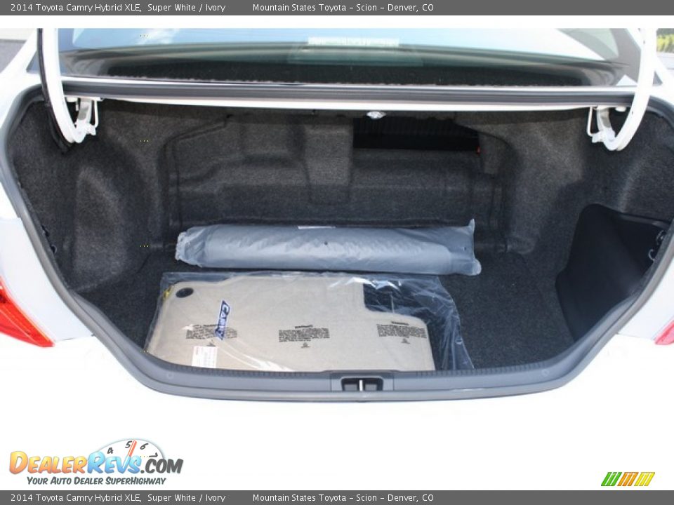 2014 Toyota Camry Hybrid XLE Trunk Photo 9