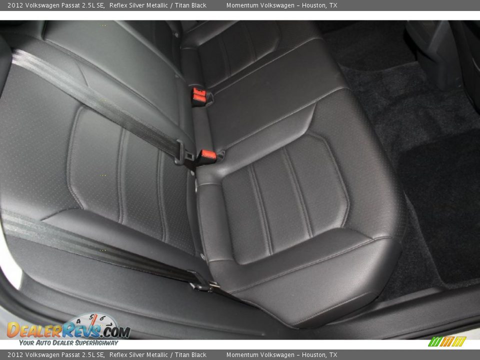 2012 Volkswagen Passat 2.5L SE Reflex Silver Metallic / Titan Black Photo #32