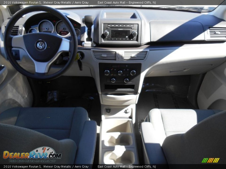 2010 Volkswagen Routan S Meteor Gray Metallic / Aero Gray Photo #10