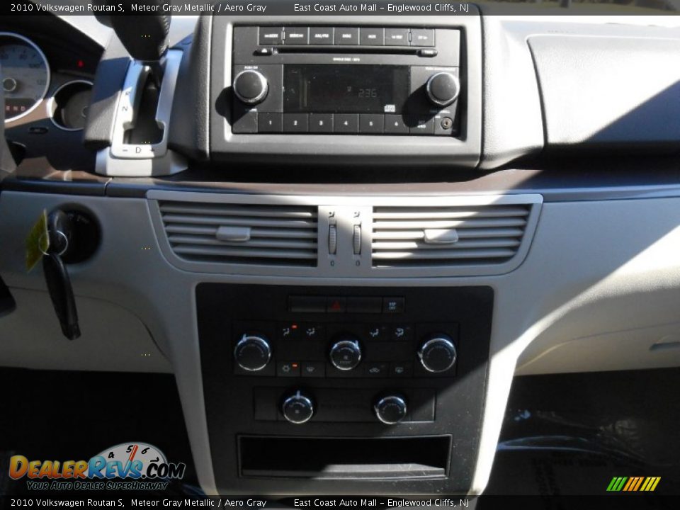 2010 Volkswagen Routan S Meteor Gray Metallic / Aero Gray Photo #11