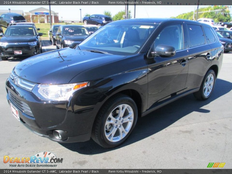 Front 3/4 View of 2014 Mitsubishi Outlander GT S-AWC Photo #3