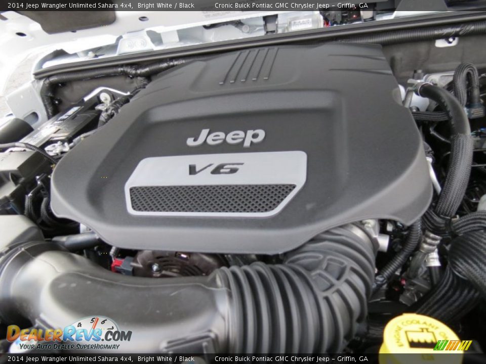 2014 Jeep Wrangler Unlimited Sahara 4x4 Bright White / Black Photo #9