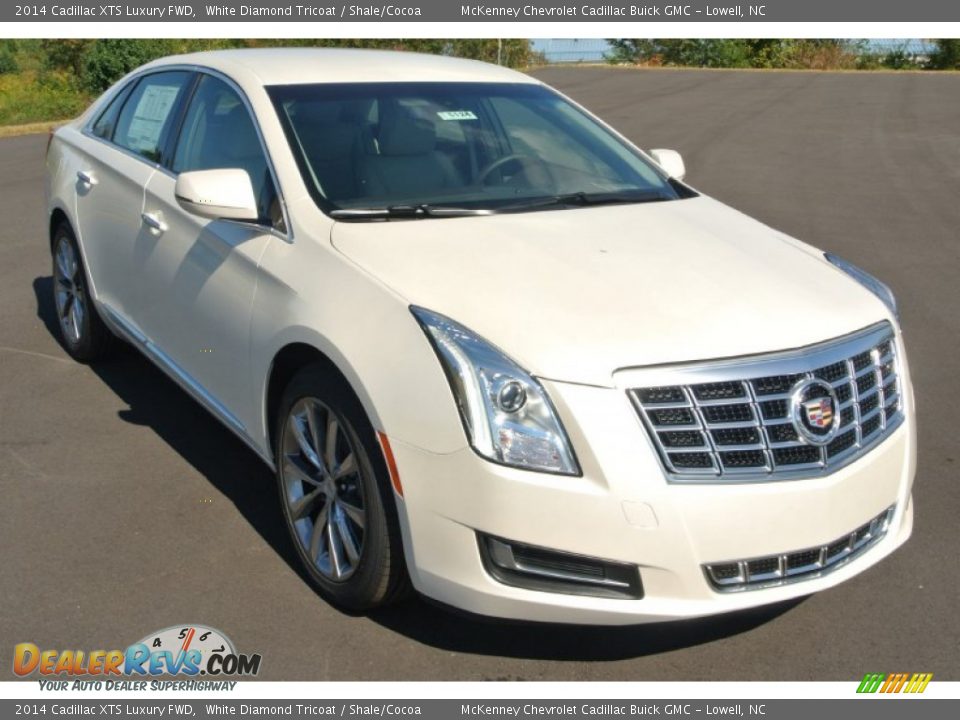 Front 3/4 View of 2014 Cadillac XTS Luxury FWD Photo #1