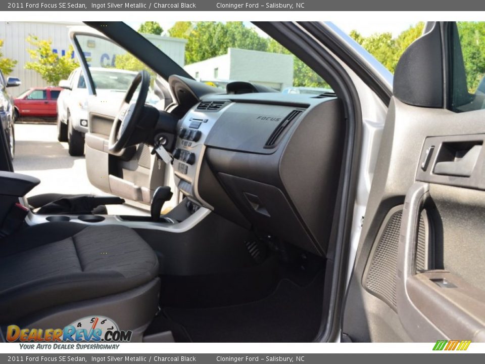 2011 Ford Focus SE Sedan Ingot Silver Metallic / Charcoal Black Photo #14