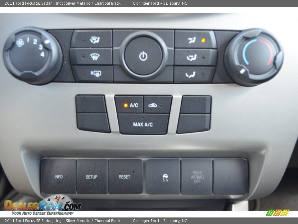 2011 Ford Focus SE Sedan Ingot Silver Metallic / Charcoal Black Photo #18